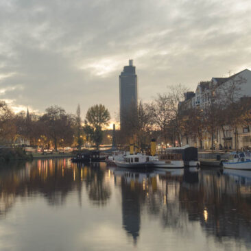 Architecture - Tour Bretagne à Nantes, au couché du soleil, depuis les quais de l'Erdre