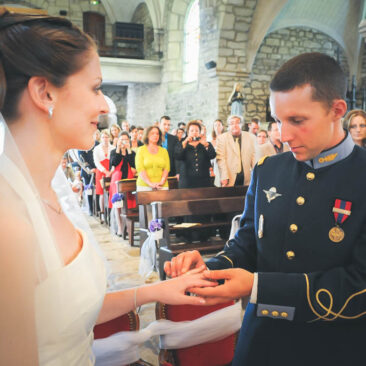 Mariage - Passage de l'alliance au doigt de la mariée