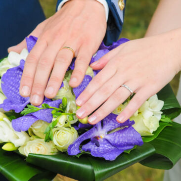 Mariage - Alliances sur le bouquet de la mariée