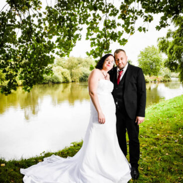 Un couple de mariés au bord de l'eau