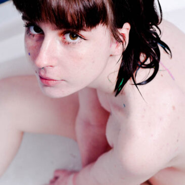 Jeune femme nu dans une baignoire blanche