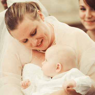 Une mariée et son bébé dans les bras