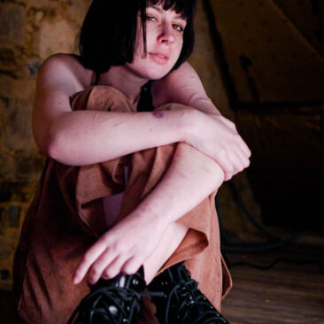 Portrait d'une jeune femme en studio