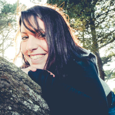 Portrait d'une jeune femme tout sourire