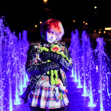 Portrait de Punky Clown au miroir d'eau du château des ducs de Nantes